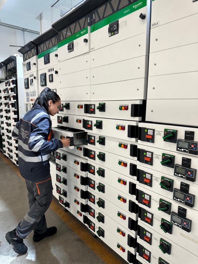 Depuis 1994, GROUPELEC accompagne l’industrie, les infrastructures et les smart buildings avec des solutions fiables en distribution électrique et automatisme industriel.